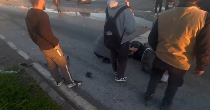 Otomobille çarpışan motosikletli metrelerce havaya savruldu