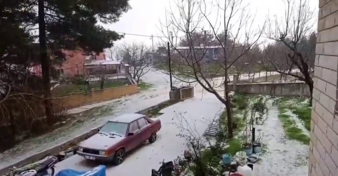 Dolu yağışı beyaza bürüdü