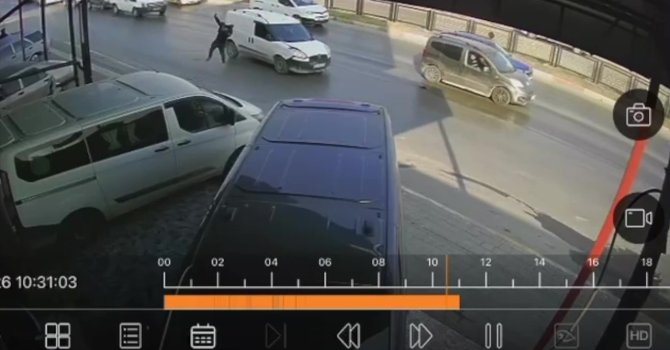 Hafif ticari araç yayaya çarptı: O anlar kamerada