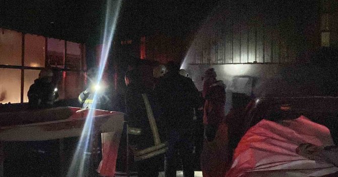 Burdur’da oto boyama atölyesinde çıkan yangın korkuttu