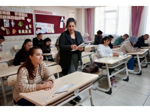 Öğrenciler dışarıda, veliler sınavda