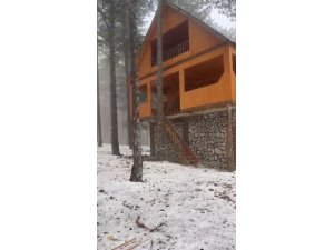 Amanoslar’da kışın ilk habercisi: Zorkun Yaylası beyaza büründü