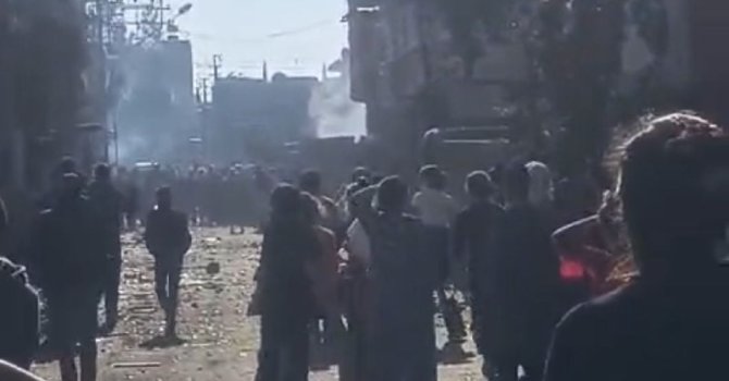 Adana’da bir mahalle taş, şişe ve sopalarla birbirine girdi