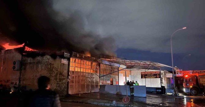 Hatay’da 9 iş yeri yanarak kullanılmaz hale geldi