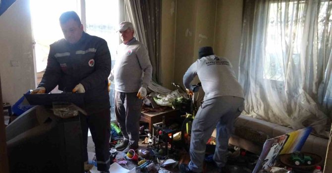 Bakımevine yerleştirilen yaşlı adamın evinden 2 kamyon çöp çıktı