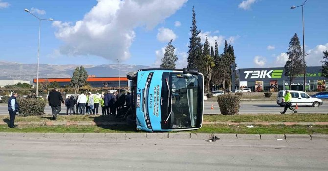 Kahramanmaraş’ta aracın çarptığı halk otobüsü devrildi: 13 yaralı