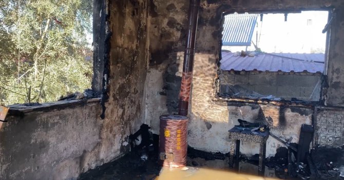 Yangında engelli çocukları bulunan ailenin evi küle döndü