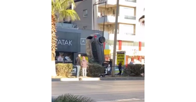 Otomobilin takla atıp ters döndüğü anlar kameraya yansıdı
