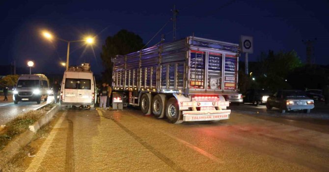 Tır işçi minibüsüne çarptı: 2 yaralı