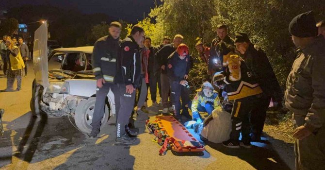 Beton bloğa çarpan Tofaş hurdaya döndü: 1 yaralı