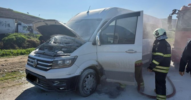 Antakya’da seyir halindeki minibüste korkutan yangın