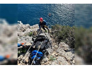 Mersin’de sarp kayalıklarda mahsur kalan keçi nefes kesen operasyonla kurtarıldı