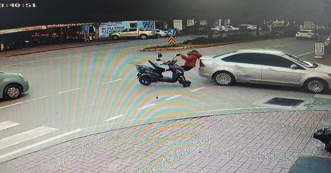 Manavgat’ta otomobille çarpışan motosiklet sürücüsü yaralandı