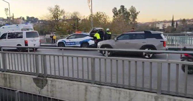 Manavgat Köprüsü’nde devrilerek otomobile çarpan motosikletli yaralandı