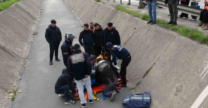 Yayaya yol veren motosikletli arkasından gelen otomobilin çarpmasıyla kanala uçtu