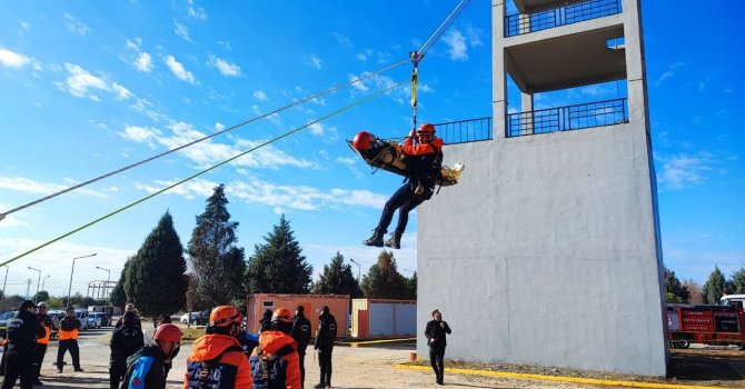 Adana’da nefes kesen deprem tatbikatı: Askıda kalan araçtakileri kurtardılar
