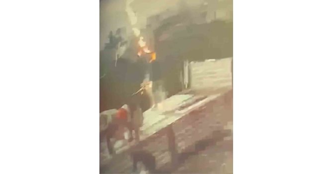 Tırdan yük indiren şahsa yıldırım isabet ettiği anlar kamerada