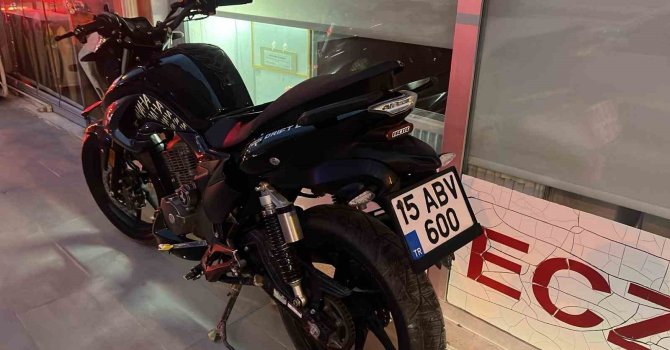 Burdur’da motosiklet park halindeki otomobile çarptı: 2 yaralı