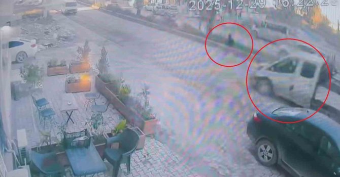 Koşarak karşıya geçen çocuk saniyelerle ölümden döndü