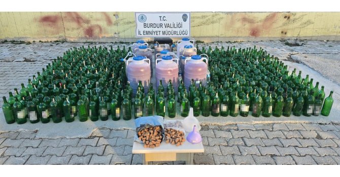 Burdur’da yüzlerce litre kaçak alkol ele geçirildi