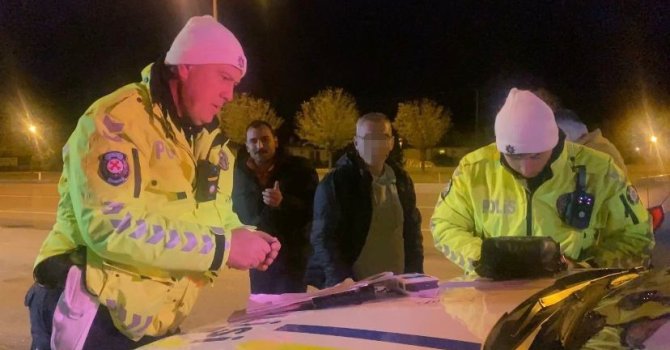 Sürücüsü alkollü çıkan otomobildeki yolcudan gazetecilere: "Haberin konusu nedir"