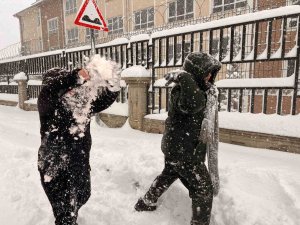 Kahramanmaraş güne karla uyandı: En çok sevinen çocuklar oldu
