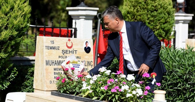 Başkan Uysal, şehitlikleri ziyaret etti