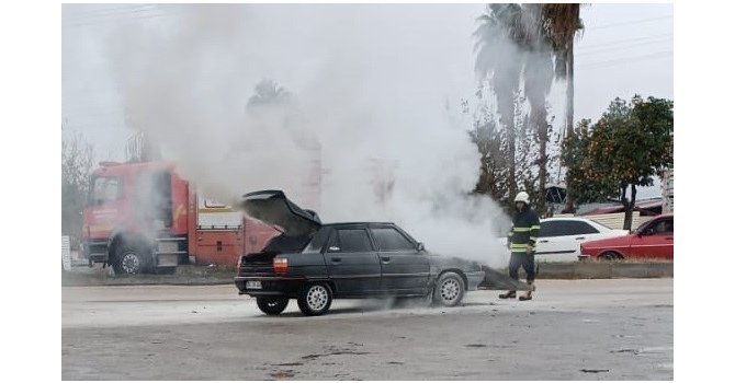 Park halindeki otomobilde yangın çıktı