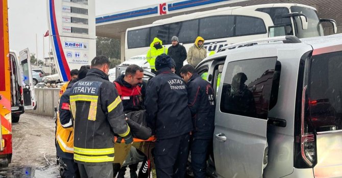 Duvara çarpan hafif ticari aracın sürücüsü yaralandı