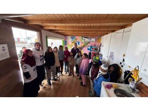 Türkiye’nin dört bir yanından gönderilen yılbaşı ikramlıkları öğrencilere ulaştırıldı