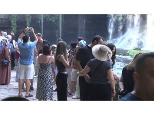 Antalya’nın simgelerinden Düden Şelalesi, 2025’te yaklaşık 900 bin ziyaretçiyi ağırladı