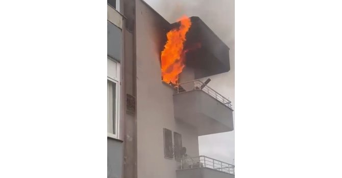 Mersin’de ev yangını alevler pencereden çıktı