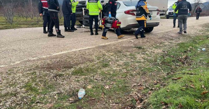 Otomobil park halindeki kamyona çarptı: 2 ölü, 1 yaralı