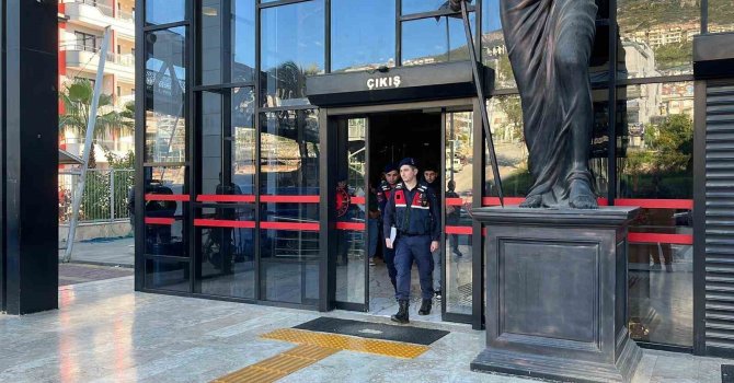 Alanya’da görevli polislerin üzerine motosiklet sürdüler, kayıta aldıkları görüntüleri sosyal medyada paylaştılar