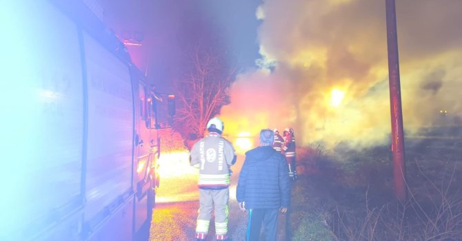 Dörtyol’da yanan otomobil kullanılmaz hale geldi