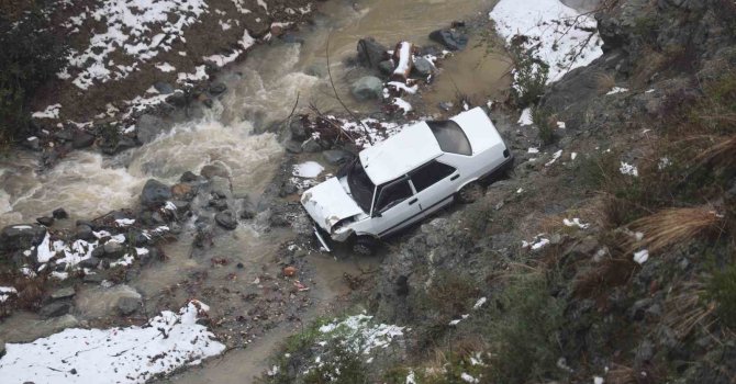 Metrelerce yüksekten dereye uçan otomobilden kendini atarak kurtardı
