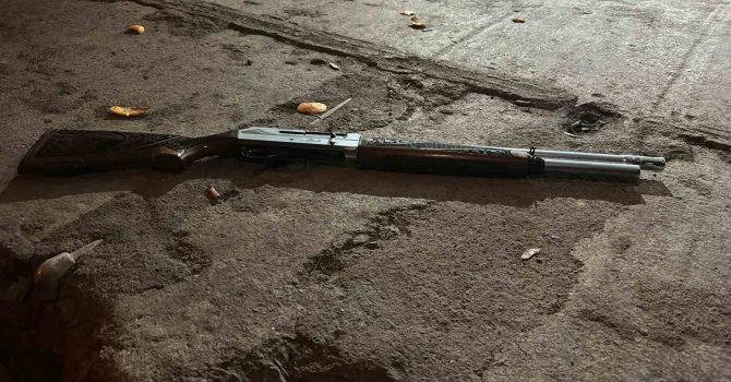 Yılbaşını kutlamak için evlerin bulunduğu sokakta havaya ateş açan şahıs yaptığıyla hayrete düşürdü