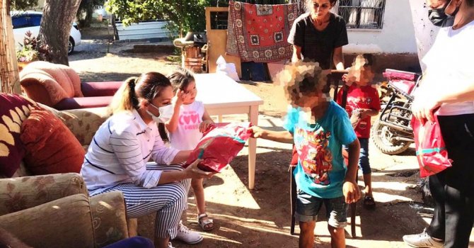 AK Kadınlar Çocukların Yüzlerini Güldürüyor