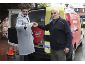 Mersin’de vatandaşlara soğuk havada kaynar ikramı