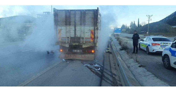 Burdur’da seyir halindeki kamyonette yangın