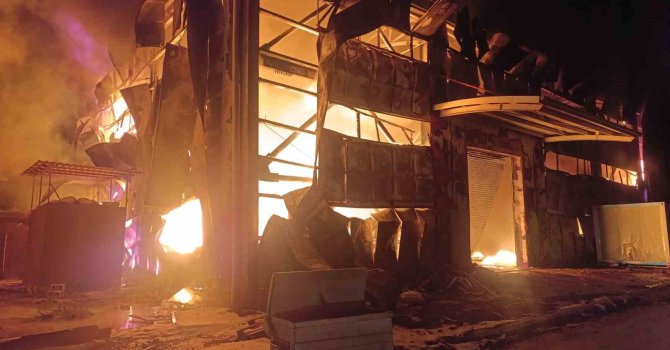 Sünger deposu alevlere teslim oldu