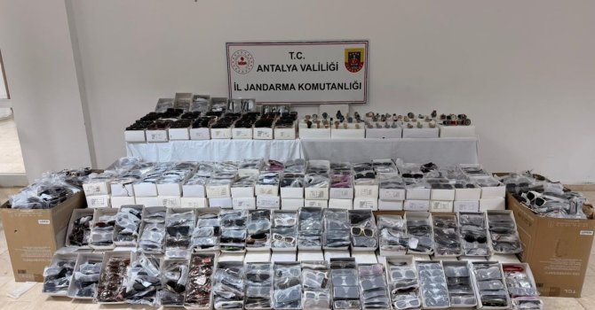 Antalya’da gümrük kaçağı güneş gözlüğü ve saat ele geçirildi
