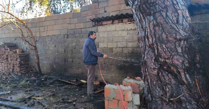 Yangının eve sıçramaması için alevlere hortumlarla müdahale ettiler