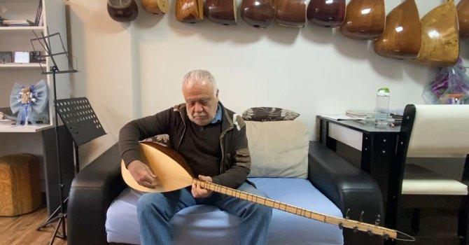 Yarım asırdır bağlamaya şekil veriyor, şimdi mesleğini çocuklarıyla sürdürüyor