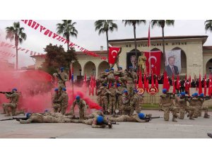 Mersin’de coşkulu kurtuluş yıl dönümü: JÖAK helikopter ile ‘üzüm salkımı’ gösterisi yaptı