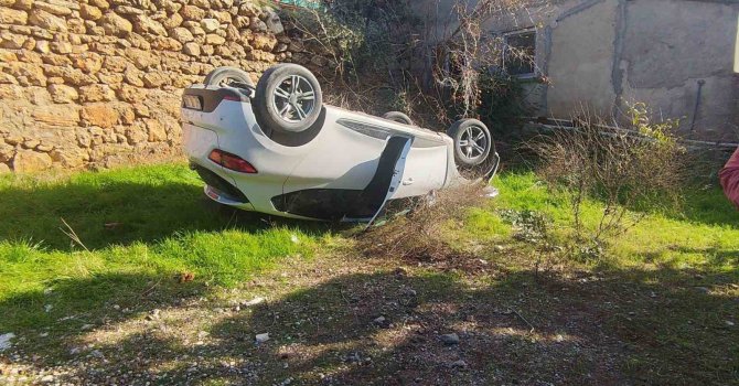 Otomobil boş araziye yuvarlandı: 4 yaralı