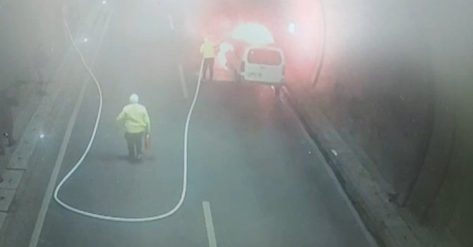 Yanan aracı trafik polisleri söndürdü