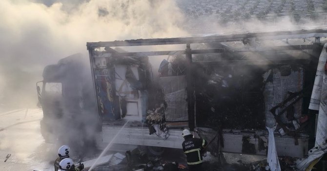 Suriye’ye geçiş için bekleyen tır alevlere teslim oldu