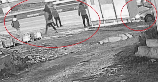 Zincirleme kazada durağa dalan otomobilden kaçarak kurtuldular: O anlar kamerada