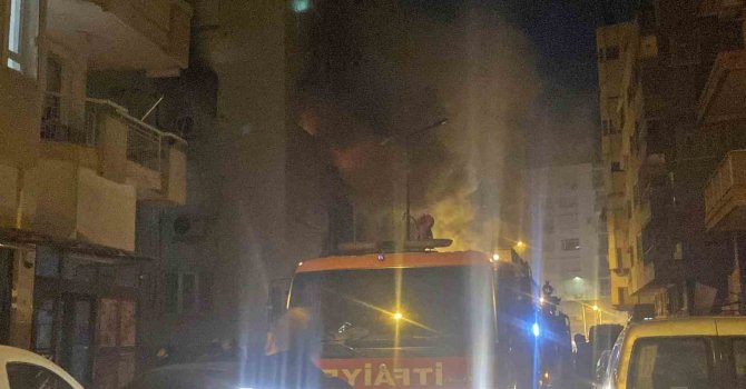 Apartman dairesi küle döndü, ev sahibi komşuların yardımıyla evden çıkartıldı